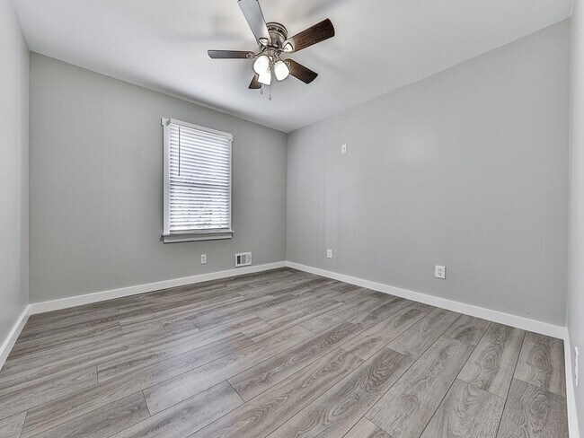 Building Photo - 2406 Pine Dr NW