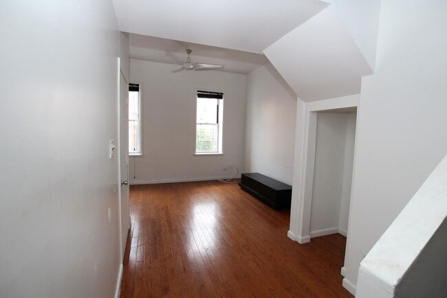Building Photo - Spacious bi-level one bedroom in Nolibs