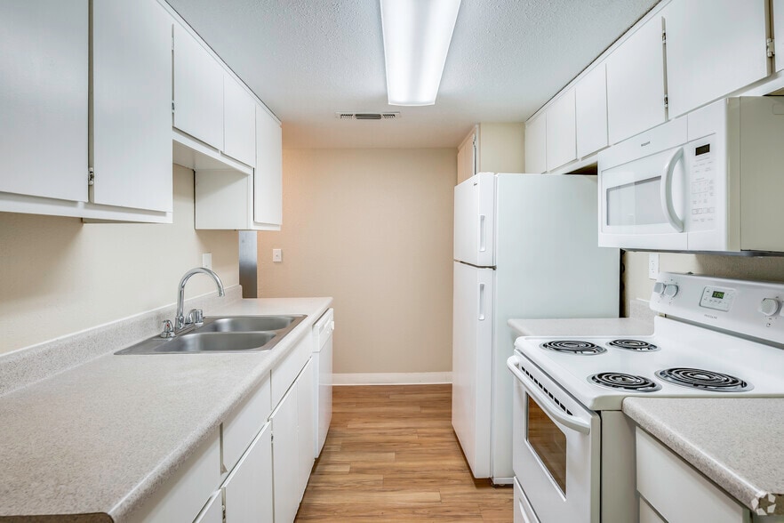 2BR, 1BA - 855SF - Kitchen - Acacia Apartments