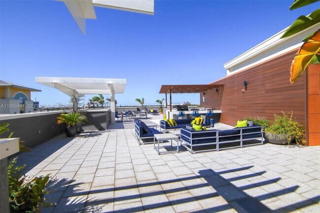 Building Photo - 3250 NE 1st Ave