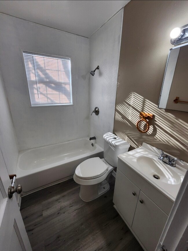 Building Photo - Move in ready!