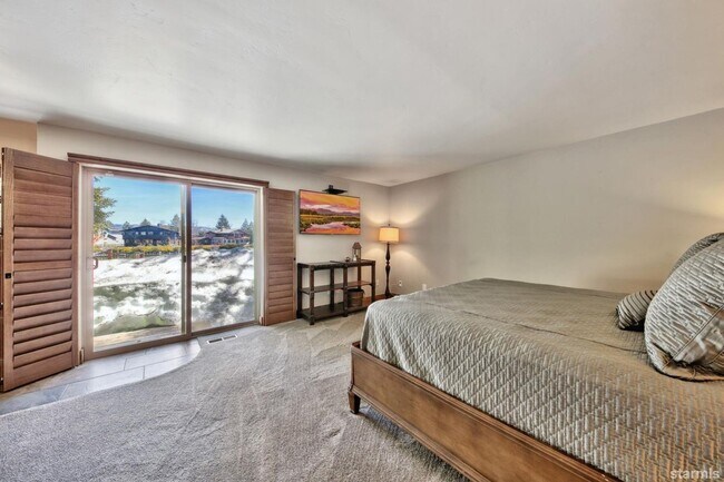 Building Photo - Beautiful pet friendly home with amazing views and private boat dock avail. Now! W/ lots of extra...