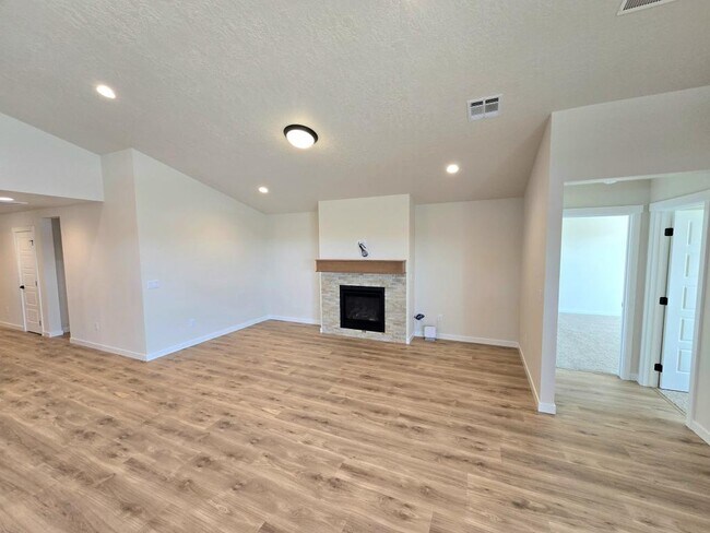 Building Photo - 4415 Belethor Ave