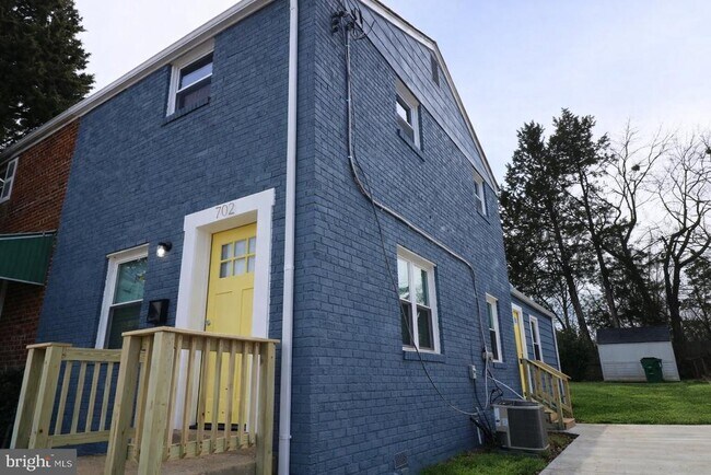 Building Photo - 702 71st Ave