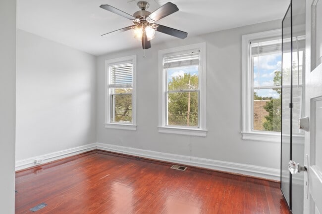 Building Photo - 209 Douglas St NE