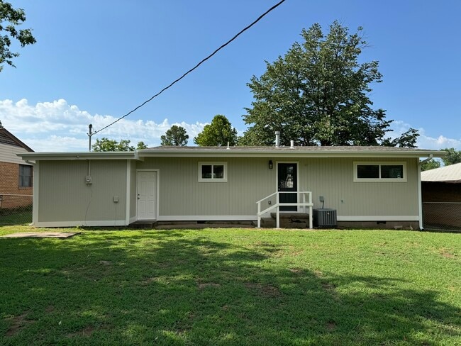 Building Photo - 1442 E Broadway St