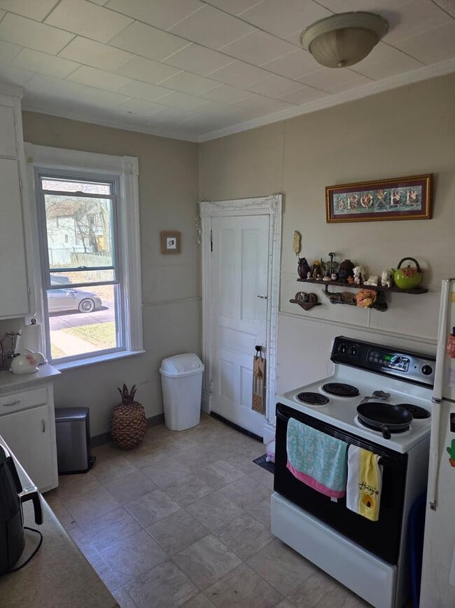 Building Photo - 818 6th St S