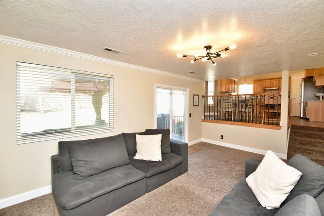 Building Photo - Spacious 4 Bed Murray Home with Huge Private Yard!