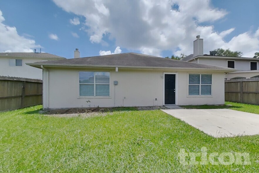 Building Photo - 29418 Fox River Dr