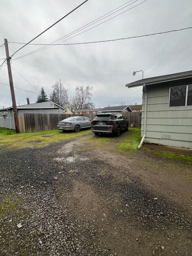 Building Photo - 4-Bedroom 3-Bathroom Home in Springfield