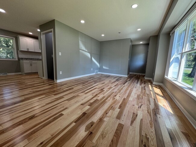 Building Photo - Stunning 5 Bedroom 2 Bathroom Home + Den i...