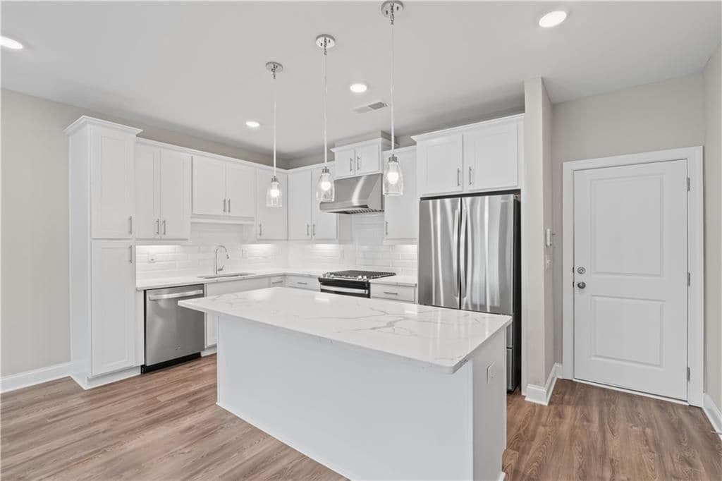 Building Photo - 2410 Lakeshore Ln