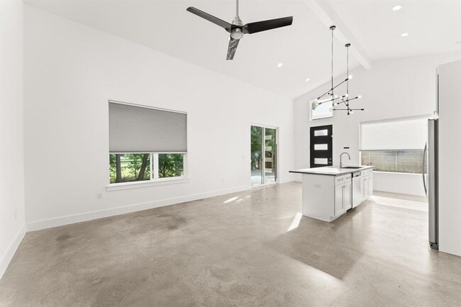 Building Photo - 6201 Caddie St