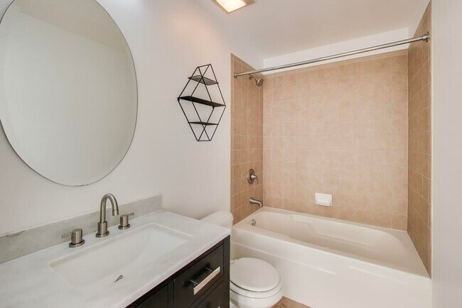 Building Photo - 1001 W Madison St