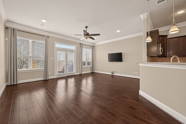 Building Photo - 5708 Petty St