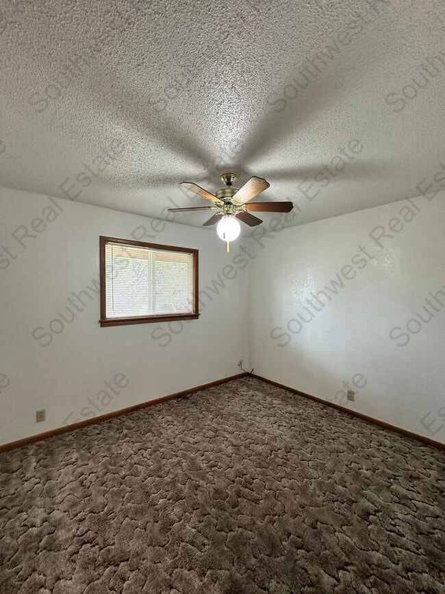 Building Photo - Spacious 3-bedroom 2-bathroom home