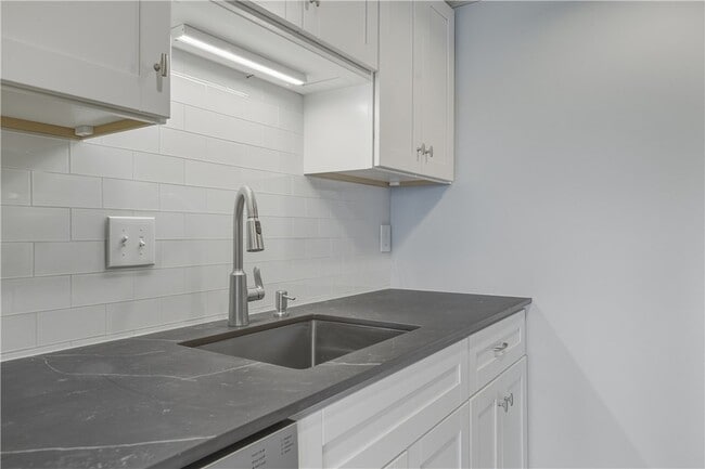 Building Photo - 20 America Way