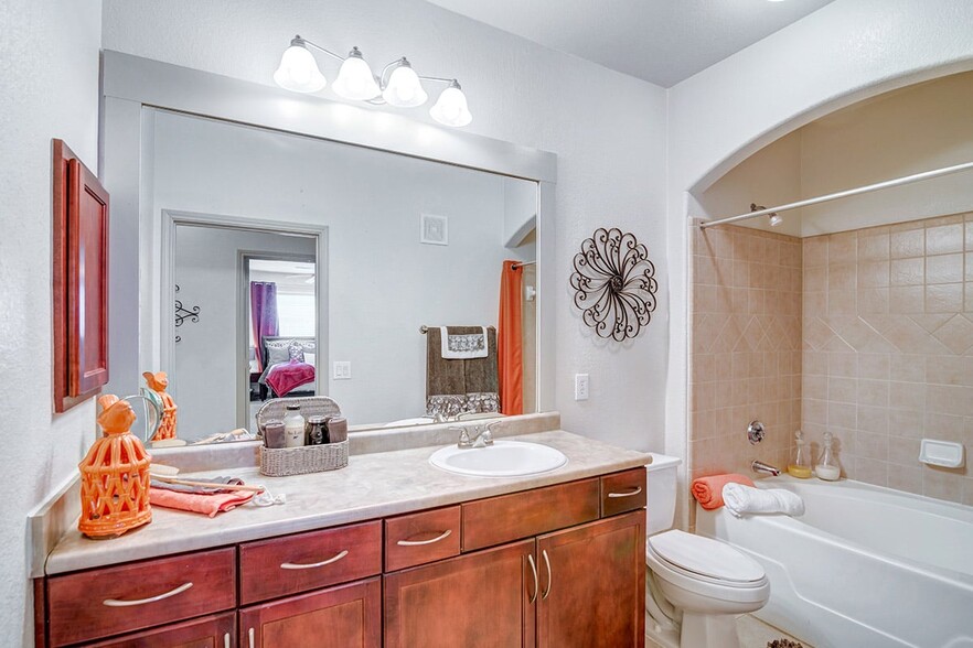 Travis - 2x2 1296 - Bathroom - Avanti Cityside