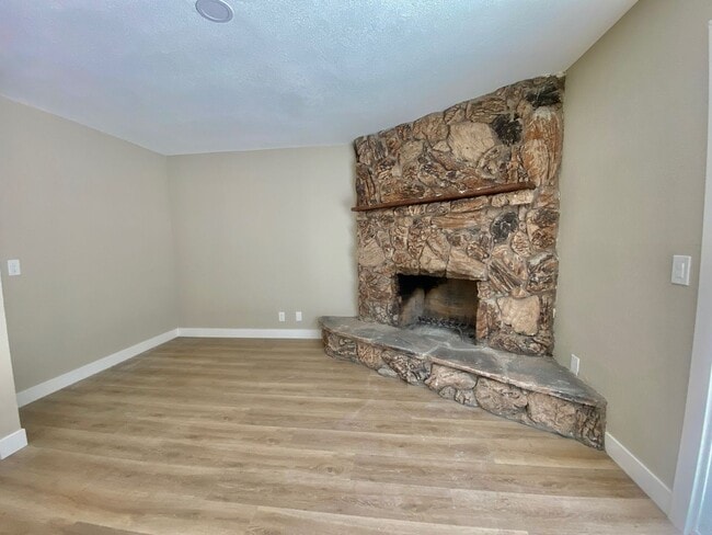 Building Photo - RECENTLY RENOVATED 4 BED, 2.5 BATH HOME ON CORNER LOT