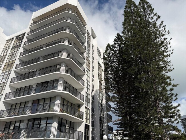 Building Photo - 1000 Parkview Dr