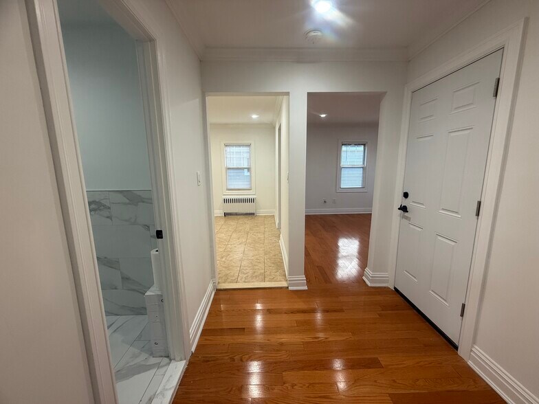 Building Photo - 260 Gainsborg Ave E