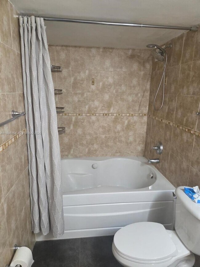 Building Photo - 800 Parkview Dr