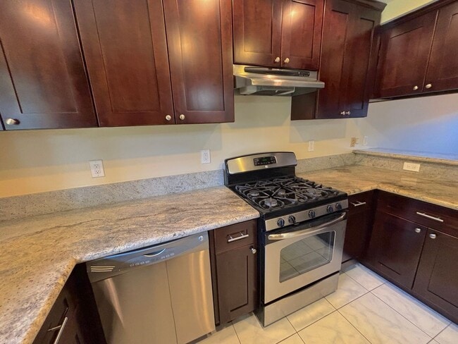 Building Photo - Clean and upgraded 3 bedroom townhouse available in Fountain Valley