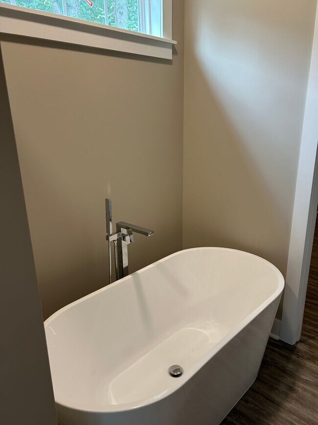 Building Photo - For Rent: Like New 3-Bedroom 2.5 Bath Home...