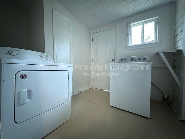 Building Photo - 302 Raynor St