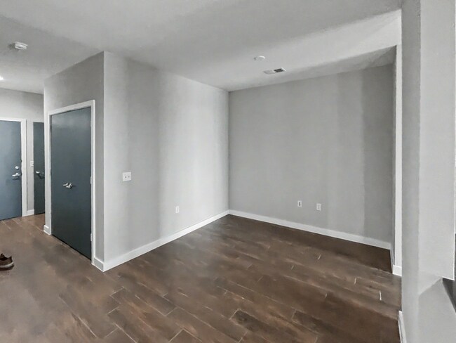 Building Photo - Sun Soaked Penthouse in Dallas