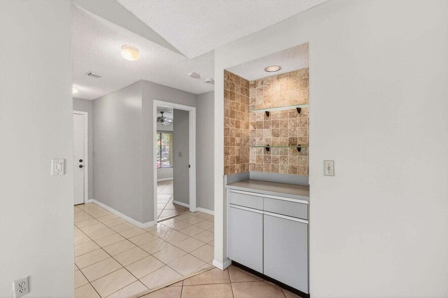 Building Photo - 400 Club Cir