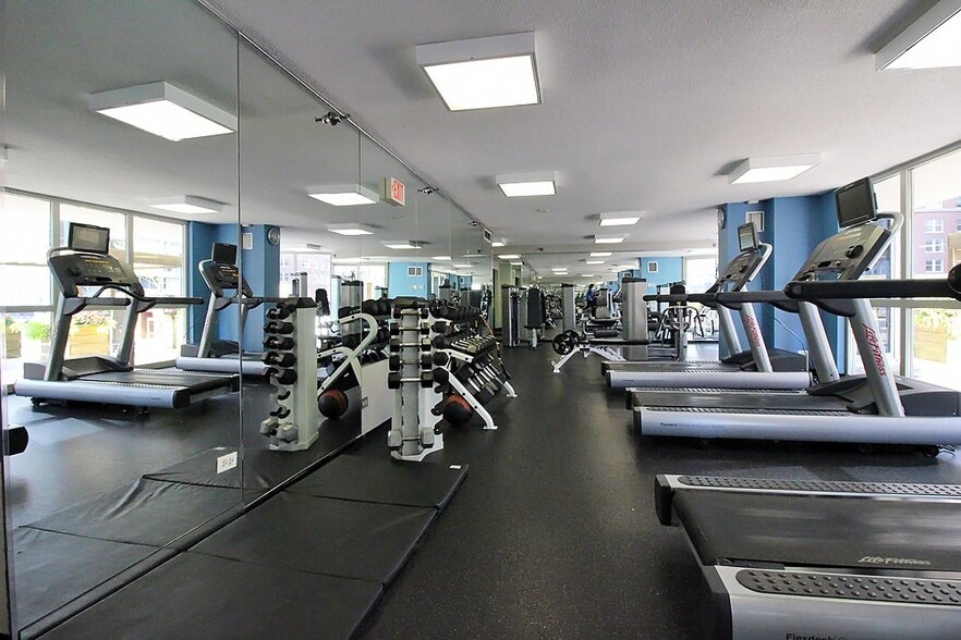 Building Photo - 2 E Delaware Pl