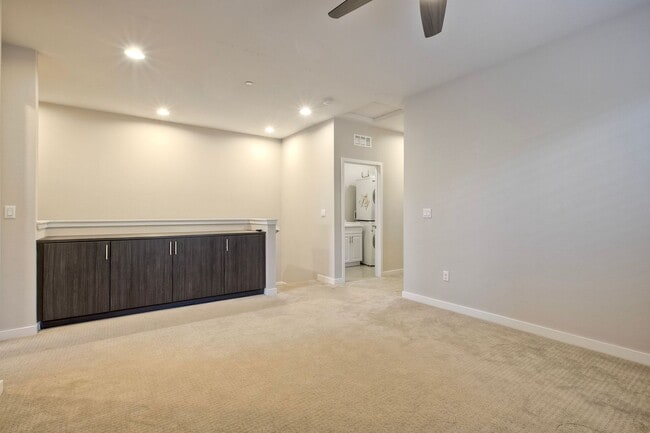 Building Photo - 3 Br/2.5 Ba townhome w Loft and 2 car atta...