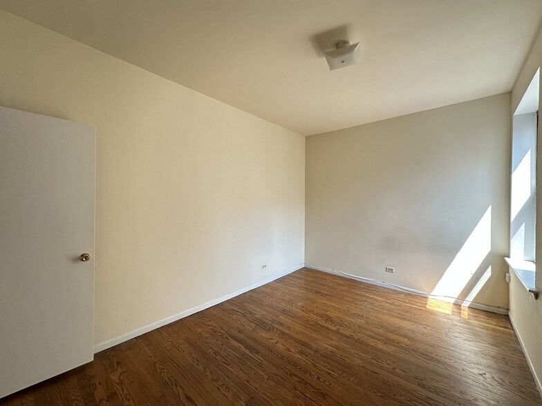 Building Photo - 3147 W Medill Ave