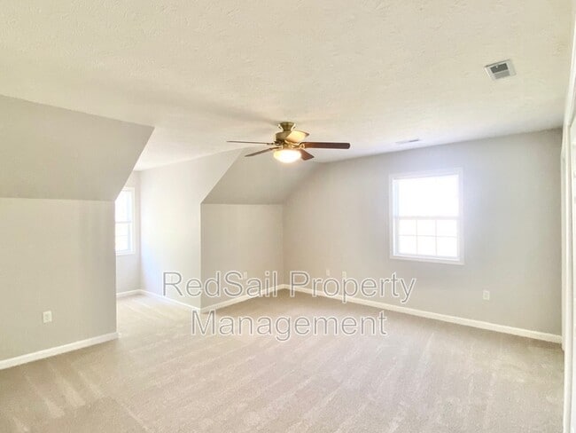 Building Photo - 102 Thunderbird Ln