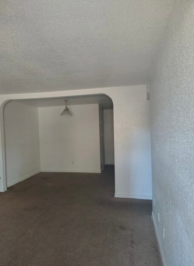 Building Photo - 5625 Antoine Dr