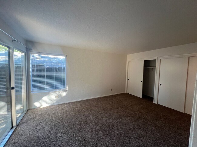 Building Photo - Floyd Ave - Duplex