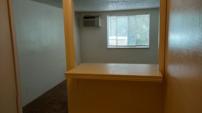 Building Photo - Great location off Leetsdale/Parker and Florida with lots of amenities such as AC, pool, hot tub,...