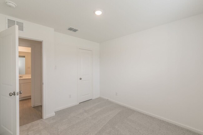 Building Photo - 3 bedroom 2 bath-brand new construction in...