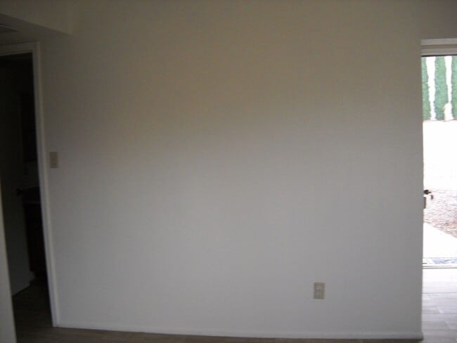 Building Photo - Cute floor level apt