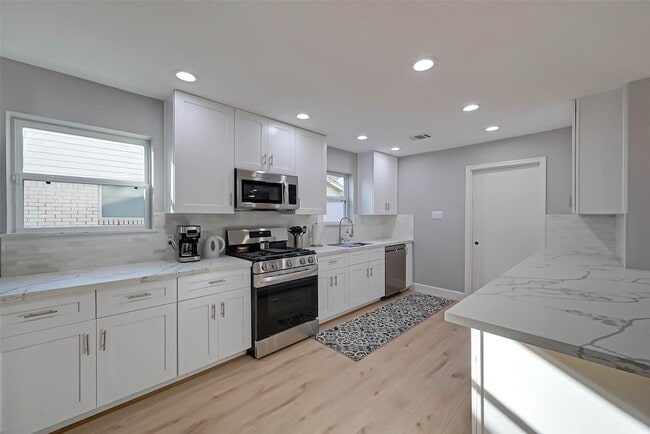 Building Photo - 5522 Caversham Dr
