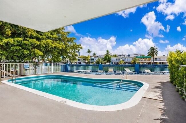 Building Photo - 7133 Bay Dr