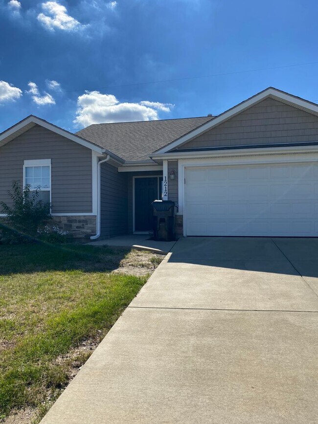 Building Photo - 3 Bedroom House and Fenced in Yard Availab...