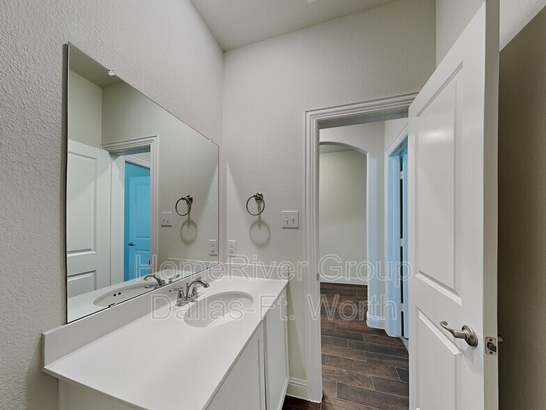 Building Photo - 11200 Glover Ln
