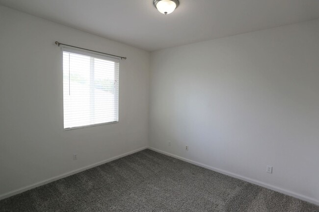 Building Photo - Spacious family home