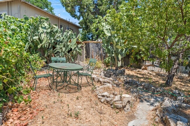 Building Photo - 1 Bedroom 1 Bath duplex in Roseville!