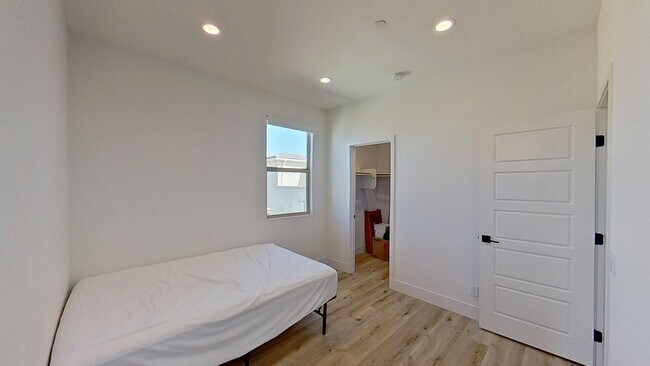 Building Photo - 574 S Motif St