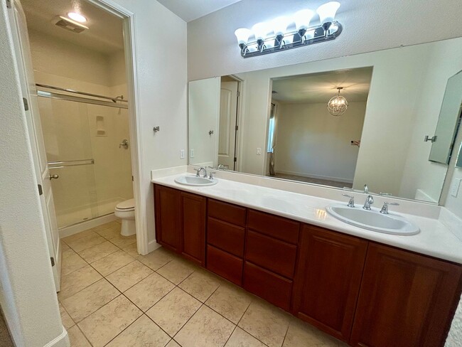Building Photo - Ideal 4 bedroom home, walking distance to ...