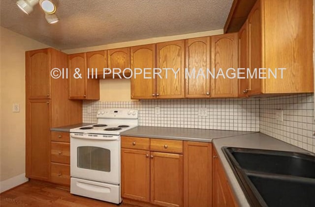 Building Photo - 507 S Ash St