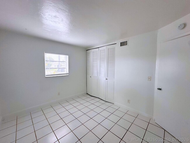 Building Photo - 519 W Kalmia Dr
